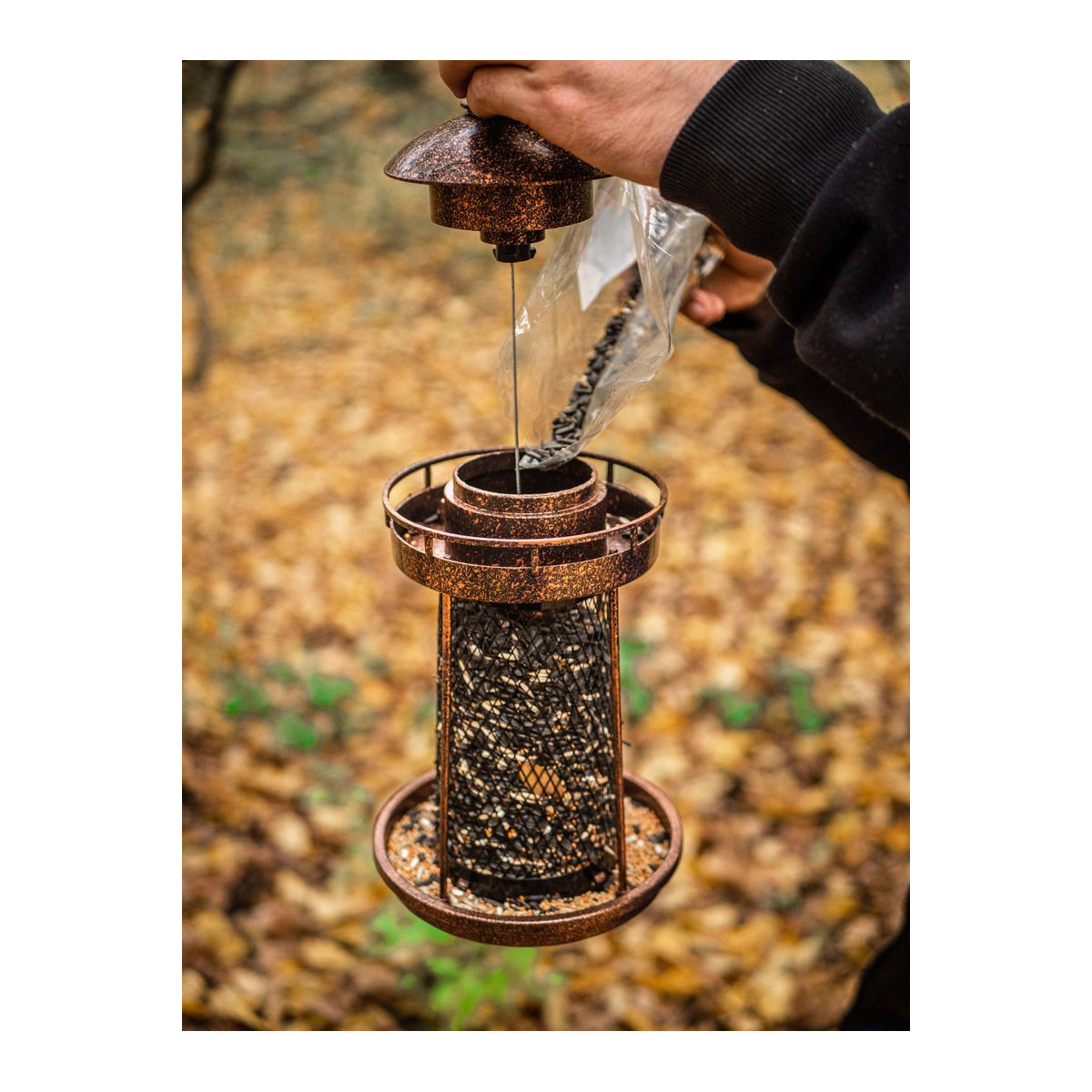Hrănitoare Strend Pro pentru păsări, 32×17 cm, 950 ml, plastic, grilaj metalic.