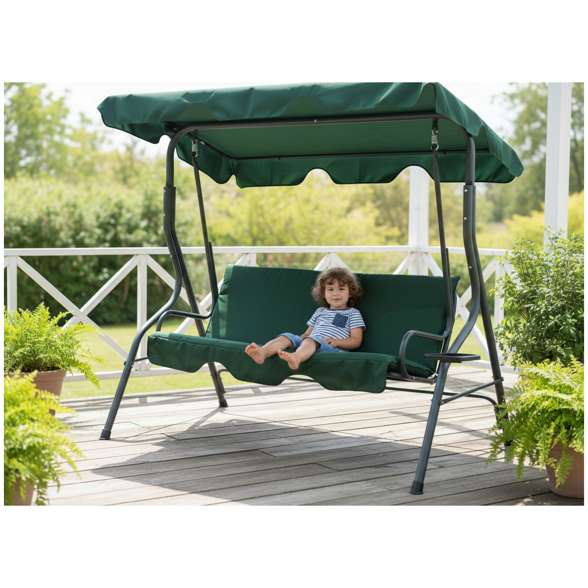 Leagăn de grădină de culoare verde, cu suport pentru băuturi.