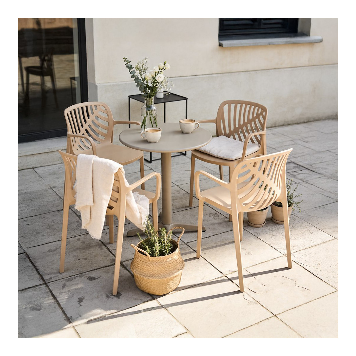 Scaun de grădină TEREV din plastic cu protecție UV – bej