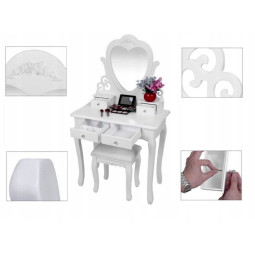 Toaletă cu oglindă în formă de inimă