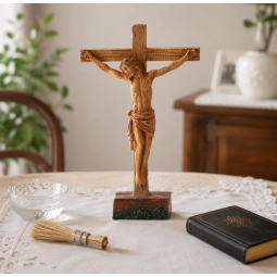 Stojaci kríž s postavou Ježiša 19 × 7,5 × 29,5 cm, polyresin