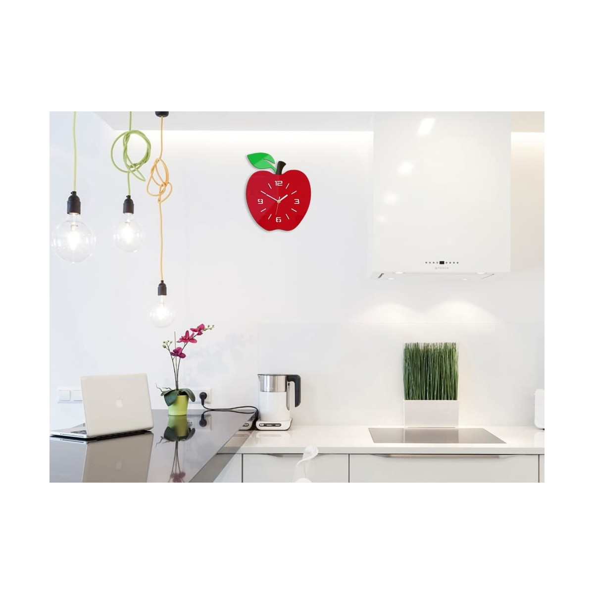 Ceasuri cu măr pe perete de culoare roșie