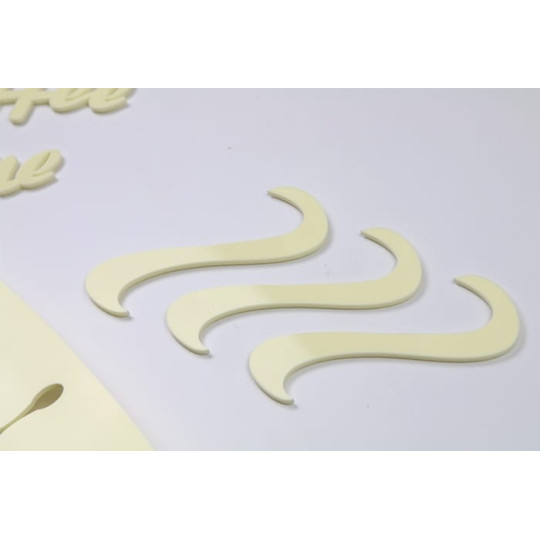 Ceasuri de bucătărie în formă de cană, de culoare crem.