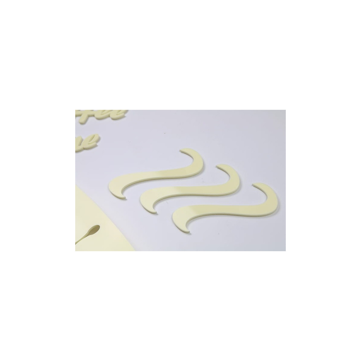 Ceasuri de bucătărie în formă de cană, de culoare crem.