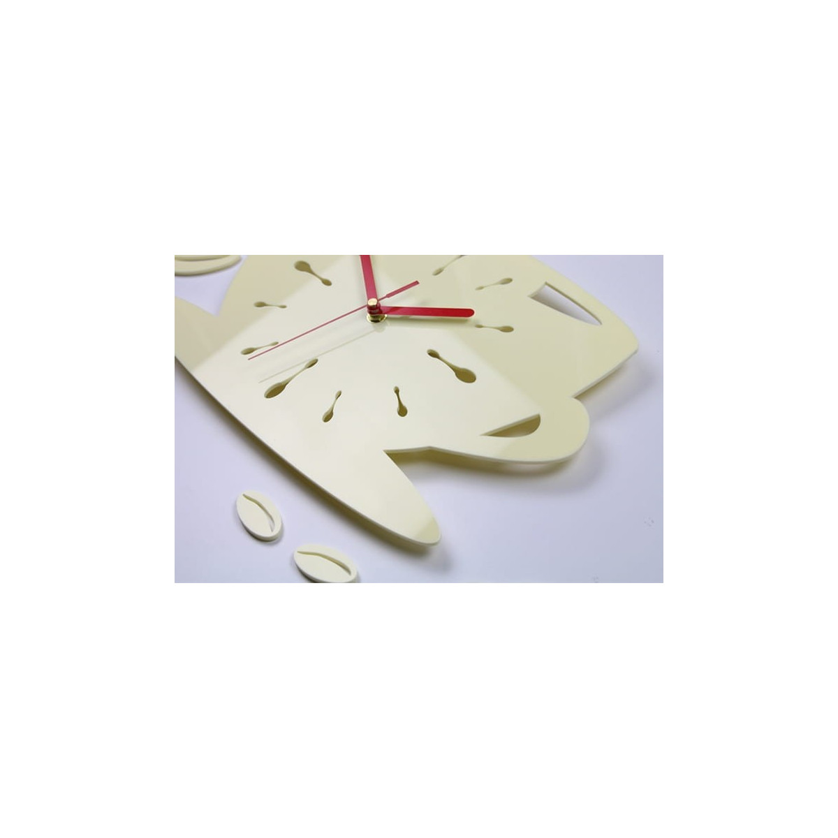 Ceasuri de bucătărie în formă de cană, de culoare crem.