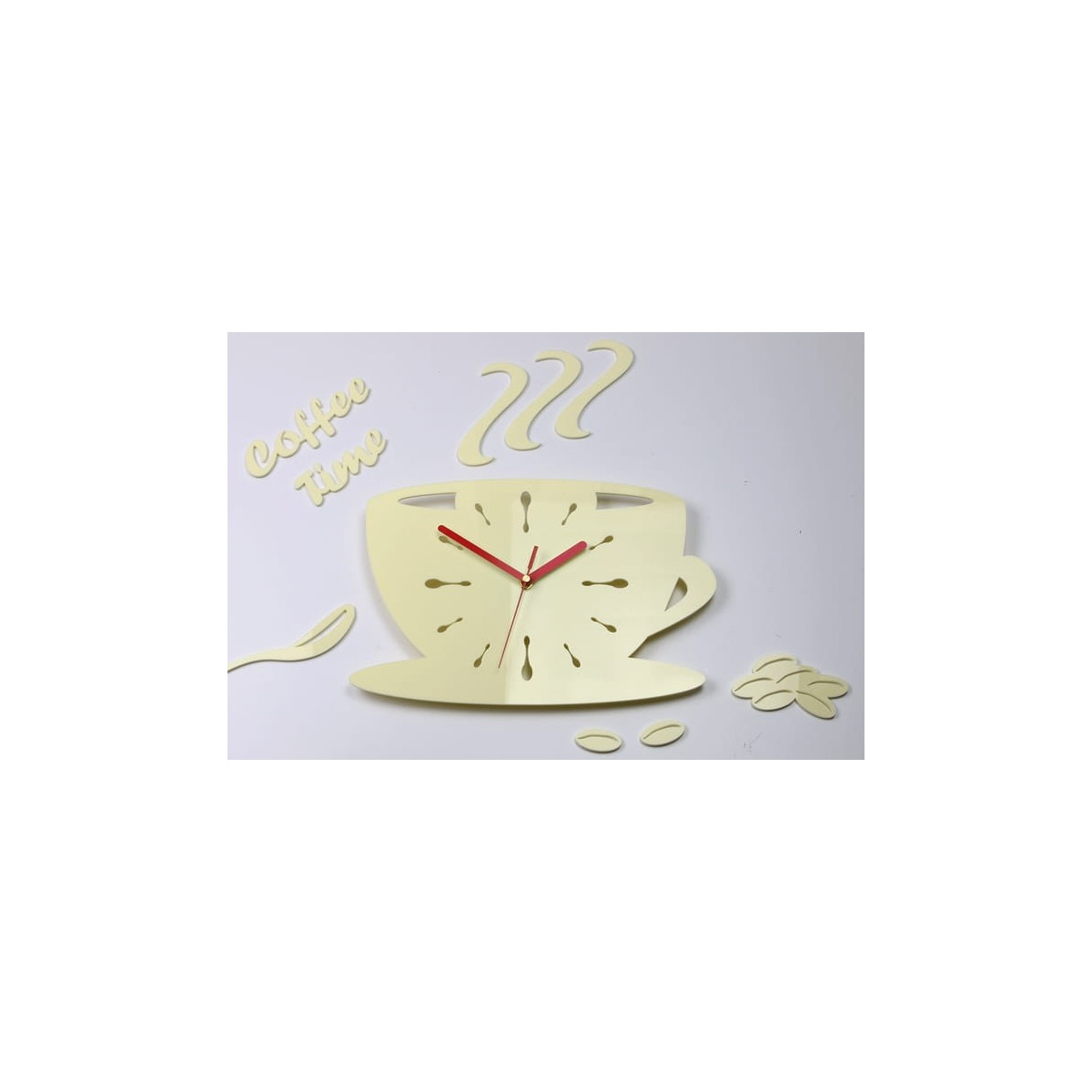 Ceasuri de bucătărie în formă de cană, de culoare crem.