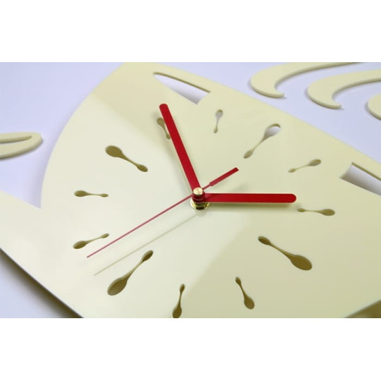 Ceasuri de bucătărie în formă de cană, de culoare crem.