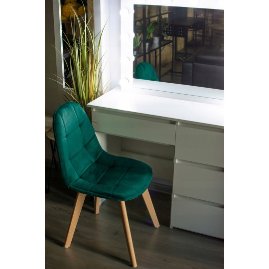 Stolička Velvet v verde    Stolička Velvet este disponibilă într-o nuanță elegantă de verde.