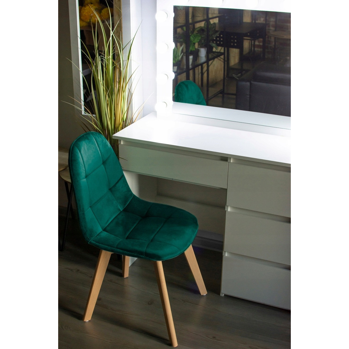 Stolička Velvet v verde    Stolička Velvet este disponibilă într-o nuanță elegantă de verde.