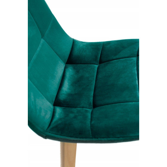 Stolička Velvet v verde    Stolička Velvet este disponibilă într-o nuanță elegantă de verde.