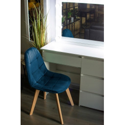 Scaun îmbrăcat în Scandinavia pentru living, de culoare albastră.