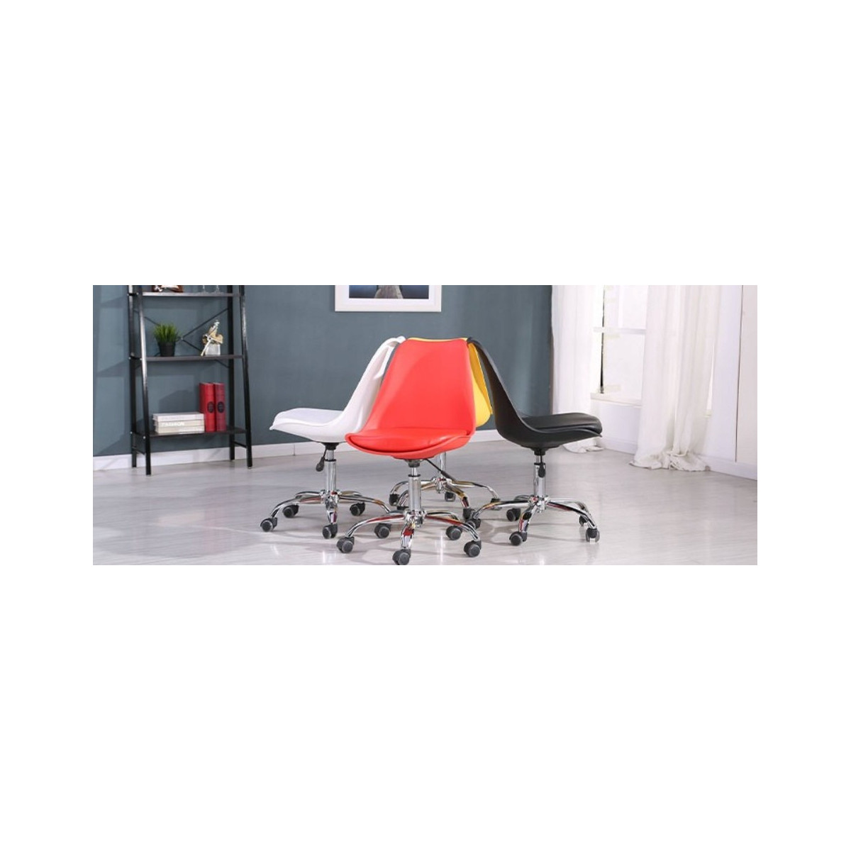 Scaun rotativ pe roți de culoare galbenă