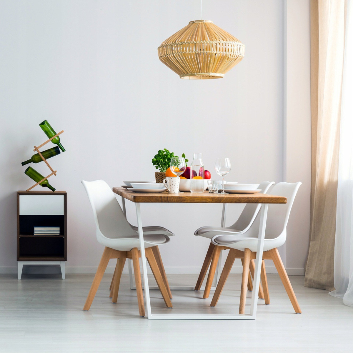 Scaun negru pentru dining cu picioare din lemn