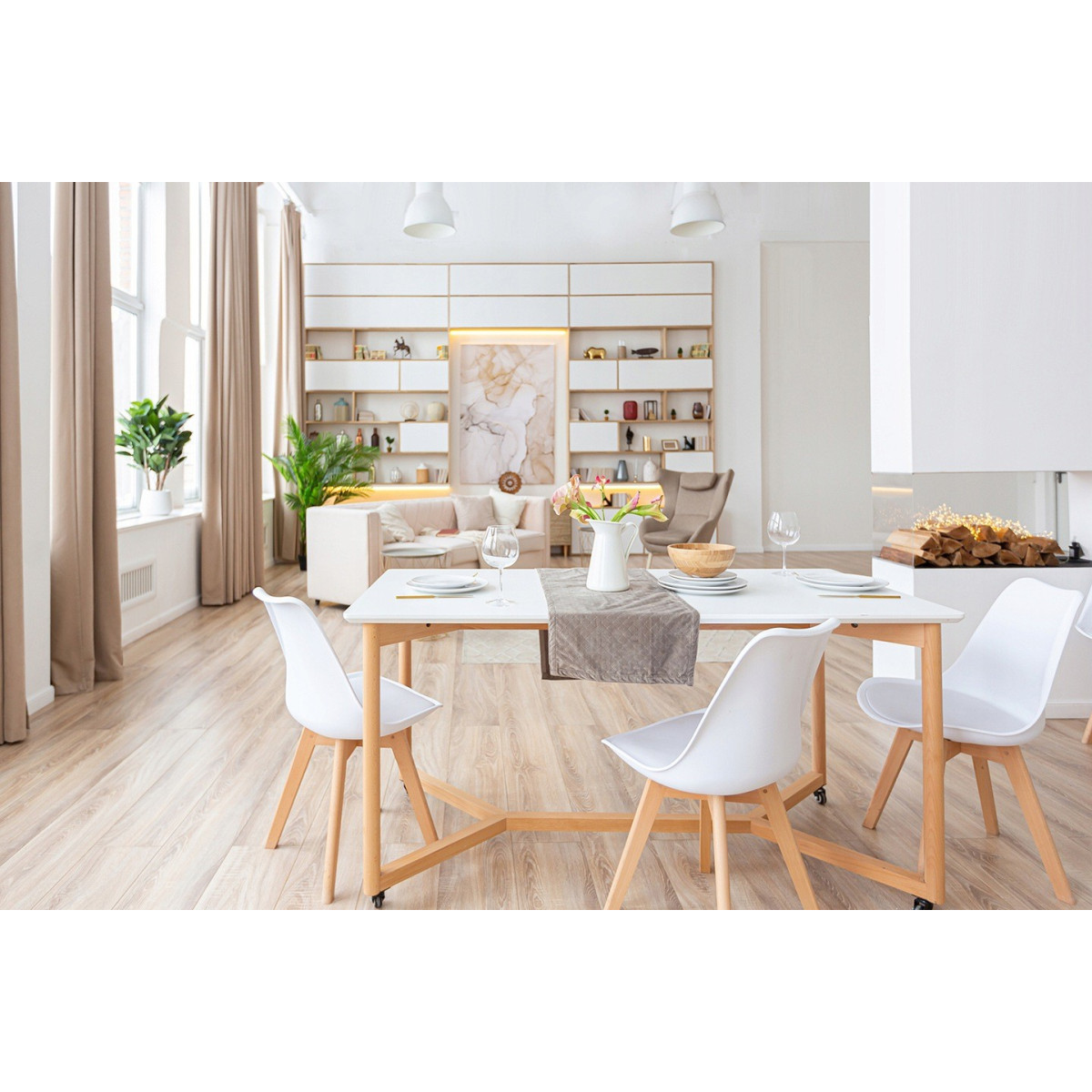 Scaun negru pentru dining cu picioare din lemn