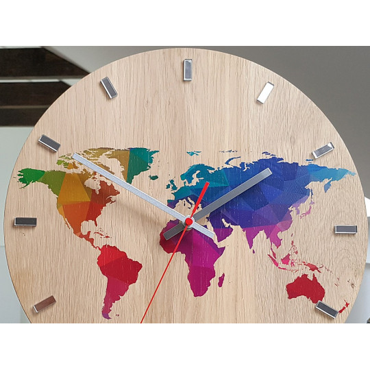 Nástenné hodiny MAPA SVETA - farebná z dubového dreva 33 cm