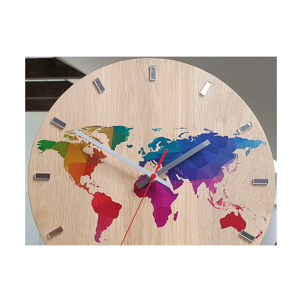 Nástenné hodiny MAPA SVETA - farebná z dubového dreva 33 cm