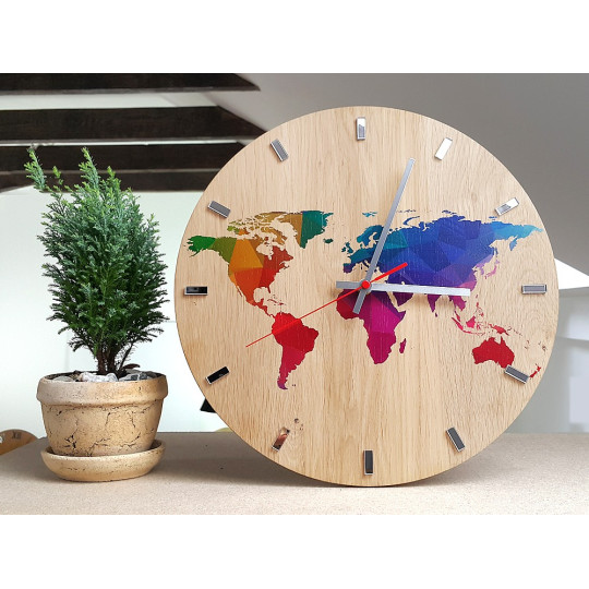Nástenné hodiny MAPA SVETA - farebná z dubového dreva 33 cm