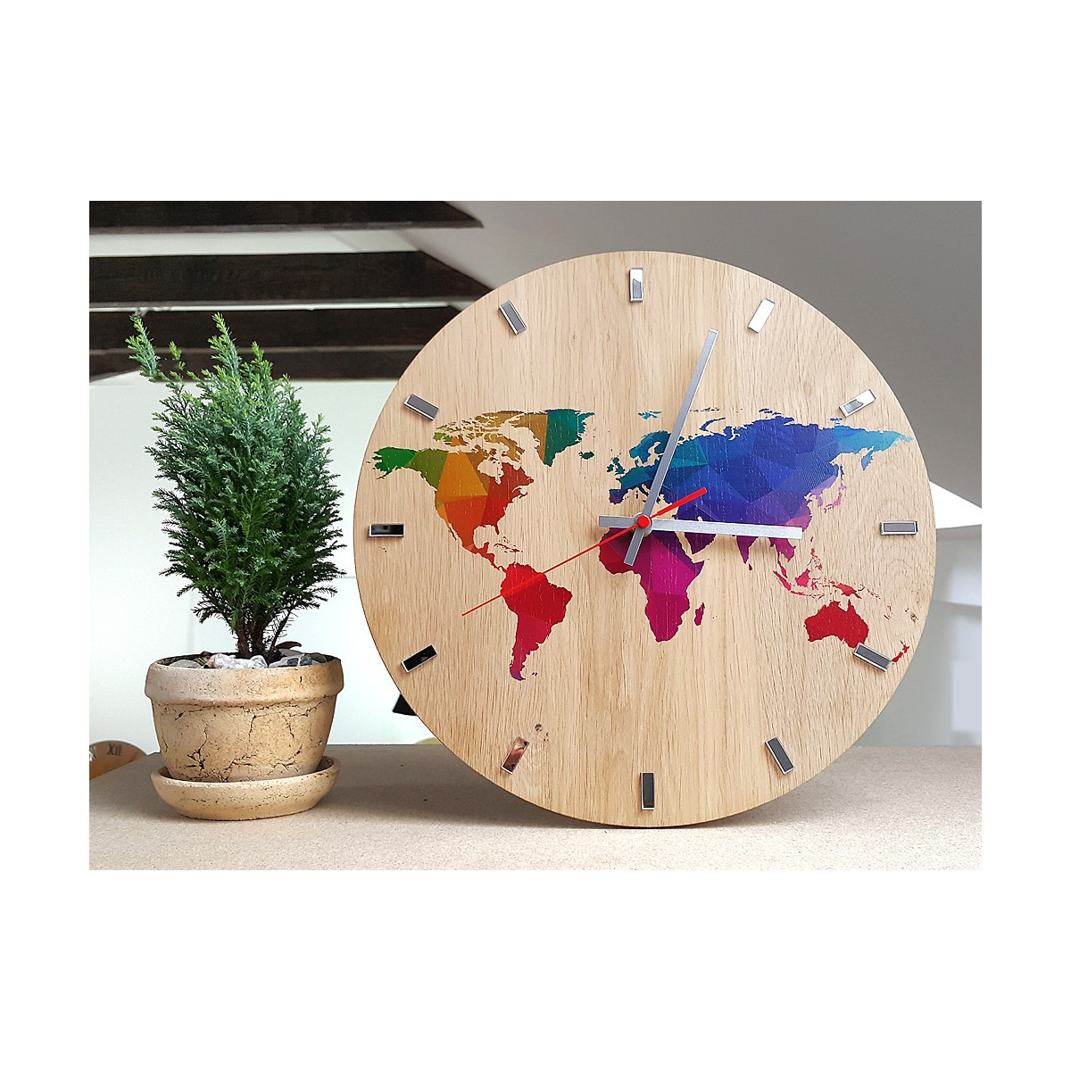 Nástenné hodiny MAPA SVETA - farebná z dubového dreva 33 cm