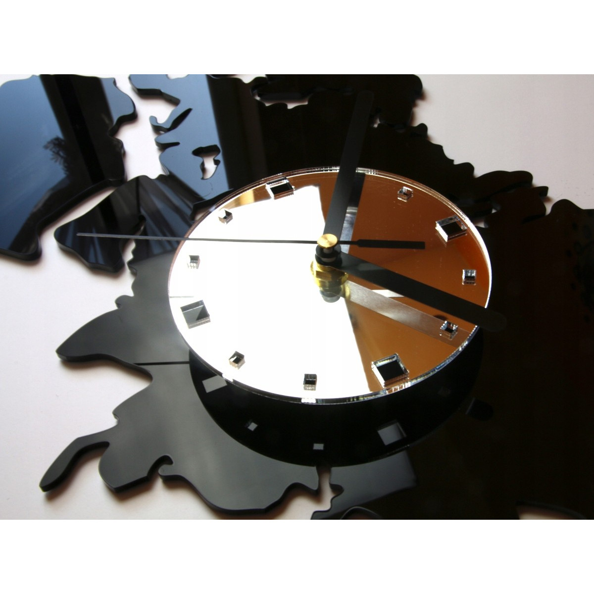 Ceas de perete cu hartă a lumii în culoare neagră