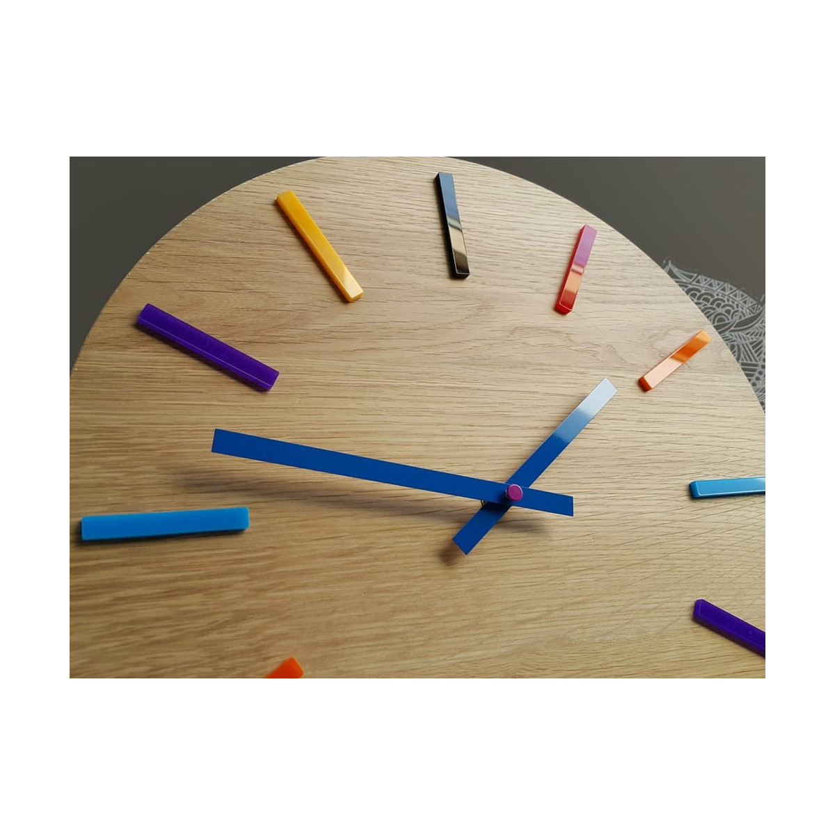 Ceas de perete colorat cu cadran albastru de 33 cm