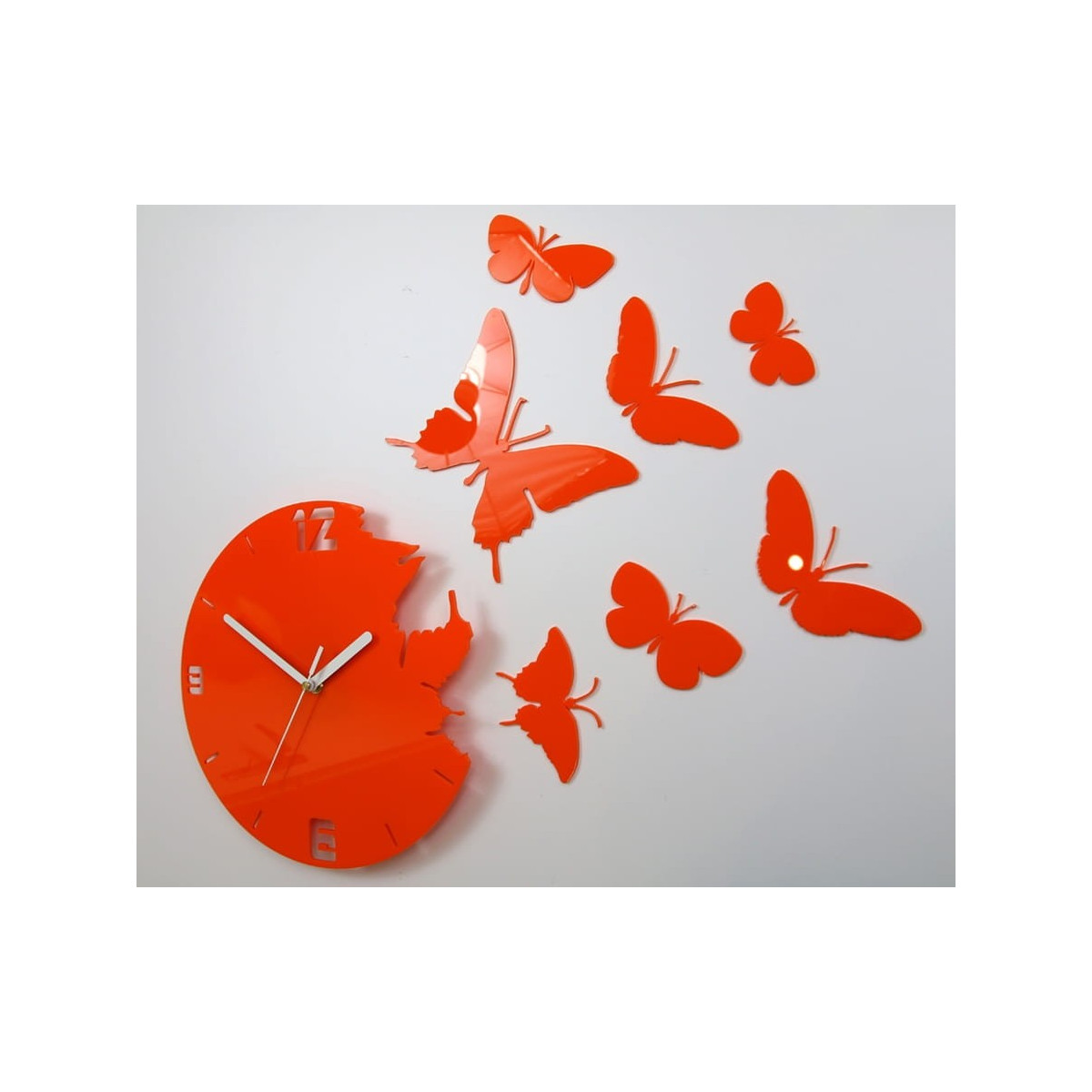 Ceas de perete stilat de culoare portocalie