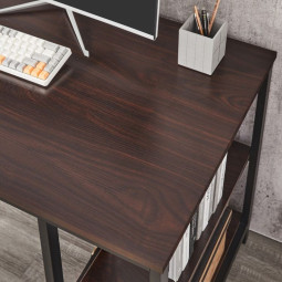 Birou de colț de birou de culoare maro cu rafturi