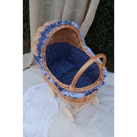 Cărucior din fân pentru păpuși