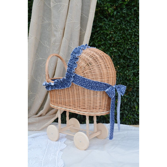 Cărucior din fân pentru păpuși