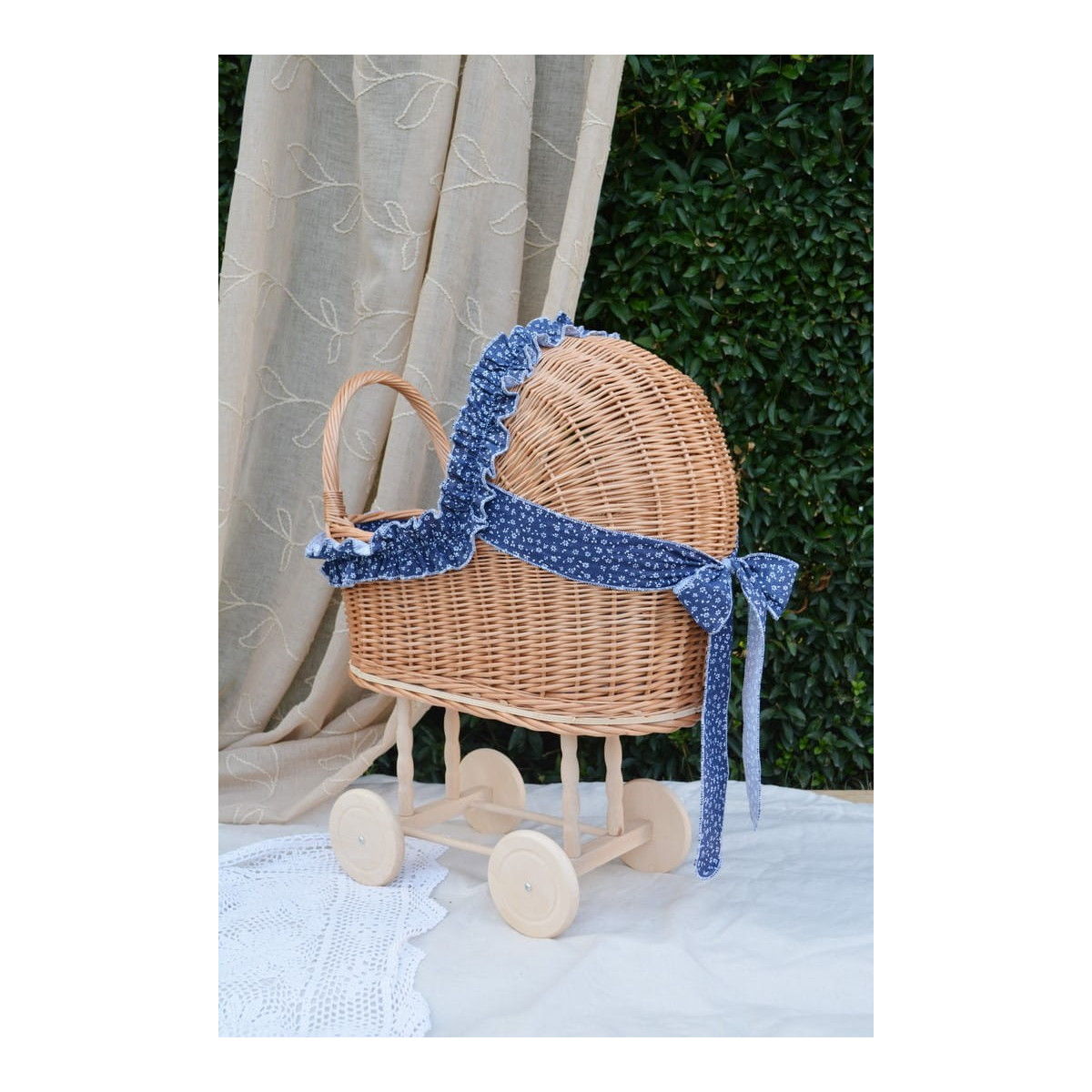 Cărucior din fân pentru păpuși