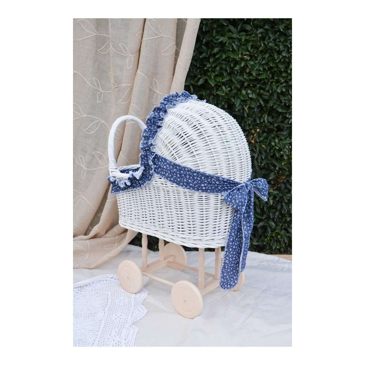 Cărucior pentru păpuși din ratan