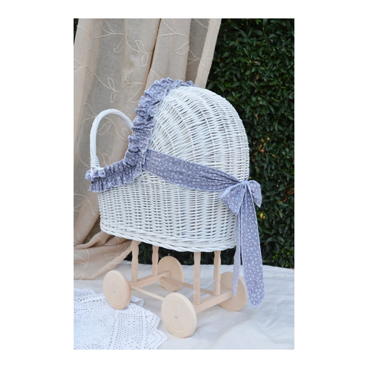 Jucărie de calitate pentru copii - cărucior din rattan de culoare albă