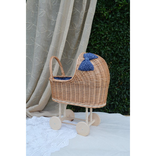 Cărucioare de copii de calitate din răchită, cu fundiță albastră și păturică.