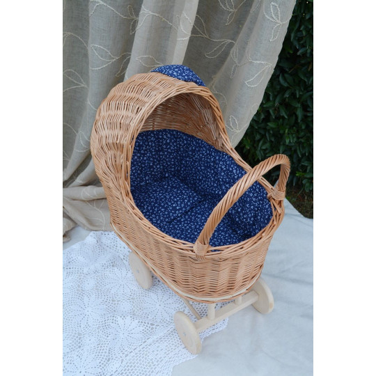 Cărucioare de copii de calitate din răchită, cu fundiță albastră și păturică.