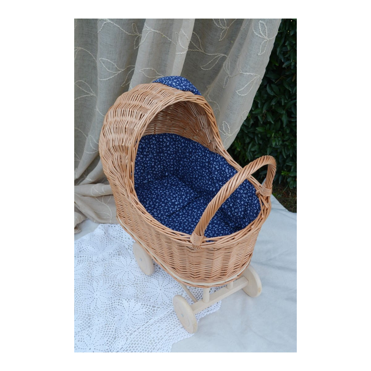 Cărucioare de copii de calitate din răchită, cu fundiță albastră și păturică.