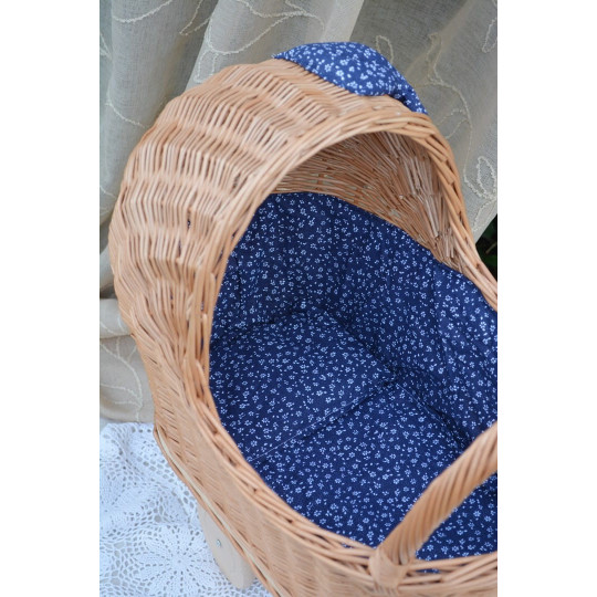 Cărucioare de copii de calitate din răchită, cu fundiță albastră și păturică.