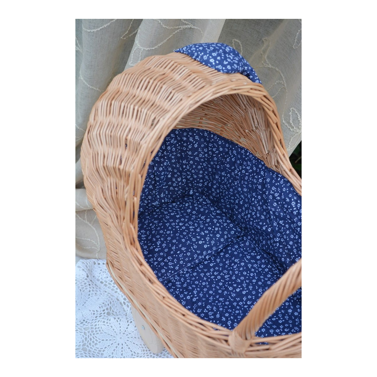 Cărucioare de copii de calitate din răchită, cu fundiță albastră și păturică.