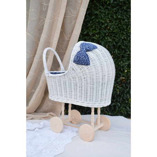 Cărucior din râmă pentru păpuși, cu fundiță de culoare albastră