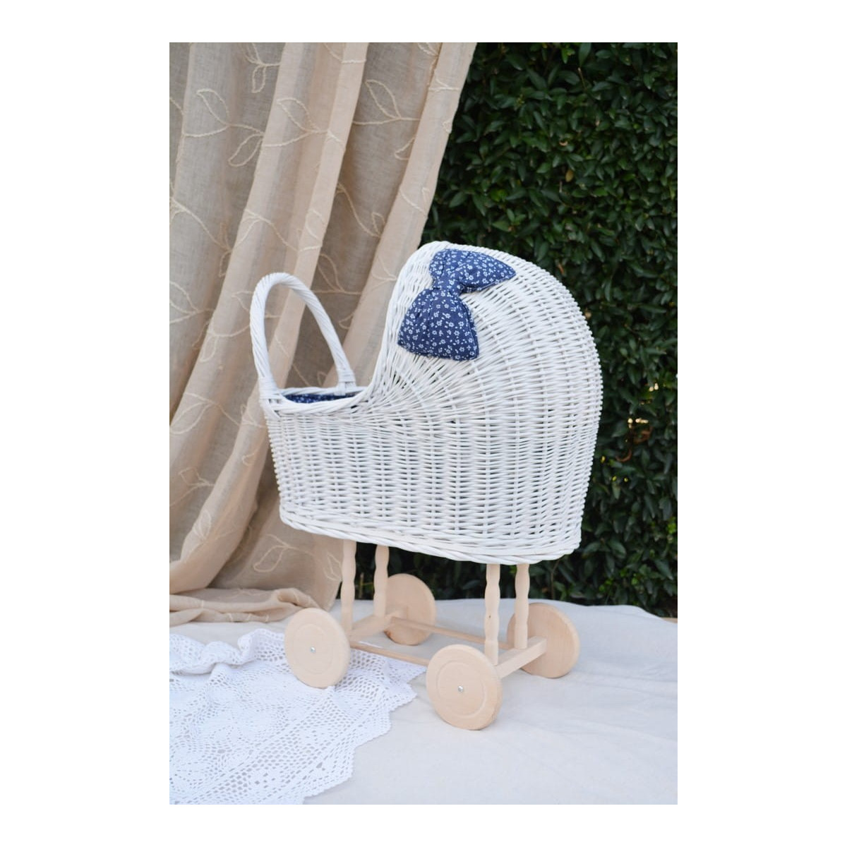 Cărucior din râmă pentru păpuși, cu fundiță de culoare albastră