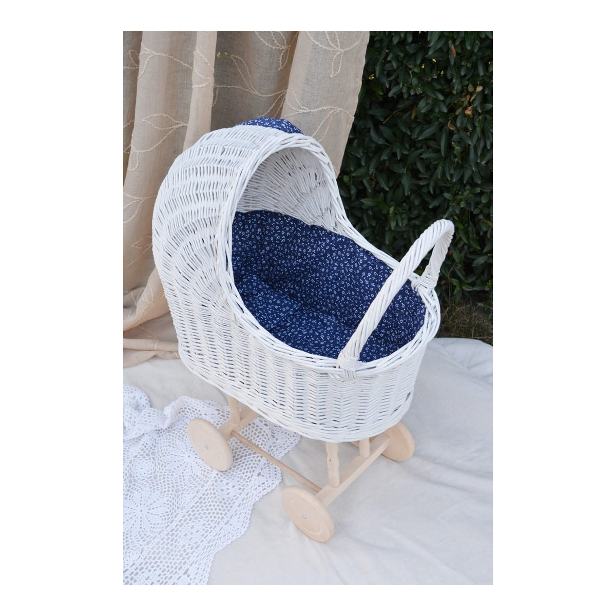 Cărucior din râmă pentru păpuși, cu fundiță de culoare albastră