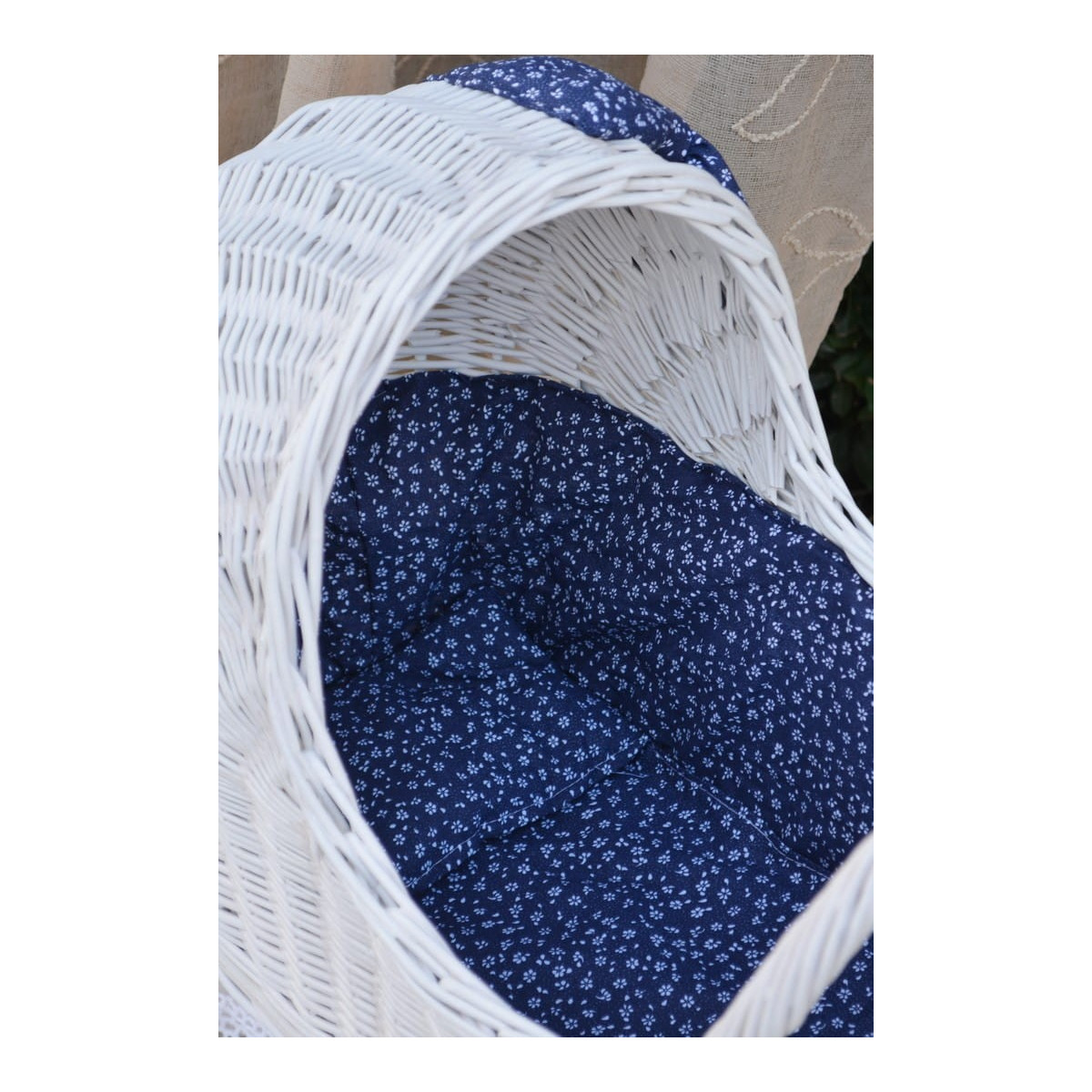 Cărucior din râmă pentru păpuși, cu fundiță de culoare albastră