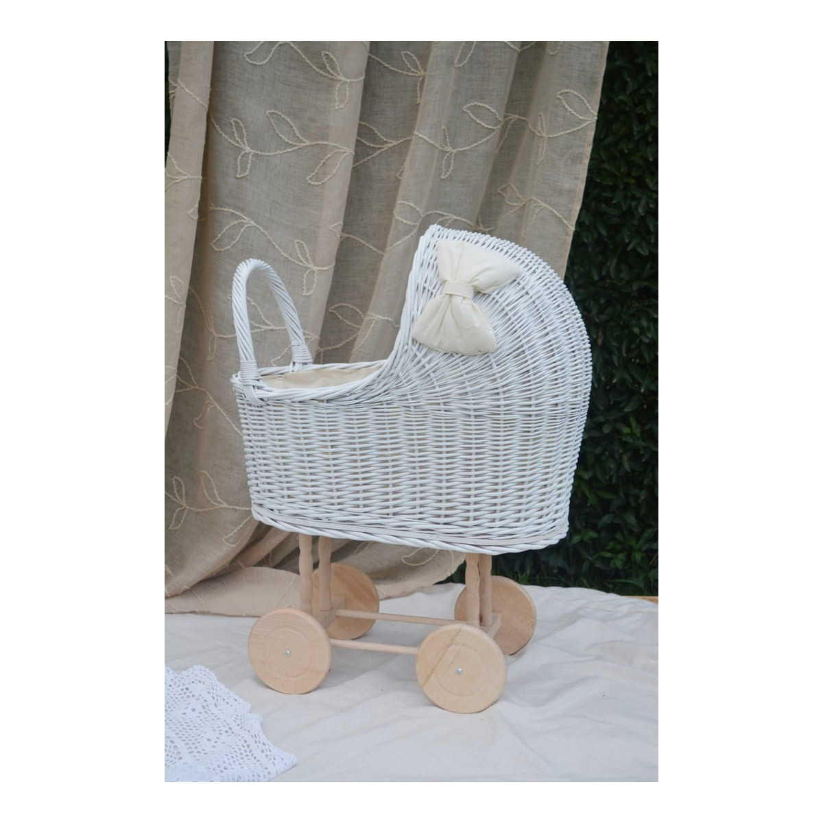 Cărucior retro din răchită pentru copii, de culoare albă