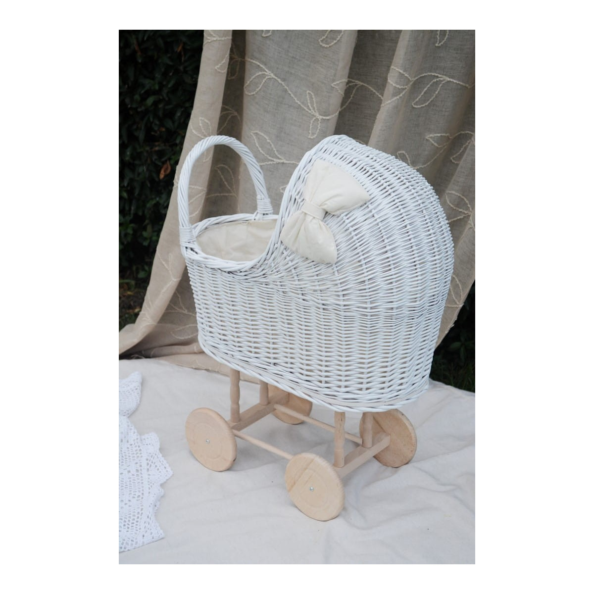 Cărucior retro din răchită pentru copii, de culoare albă