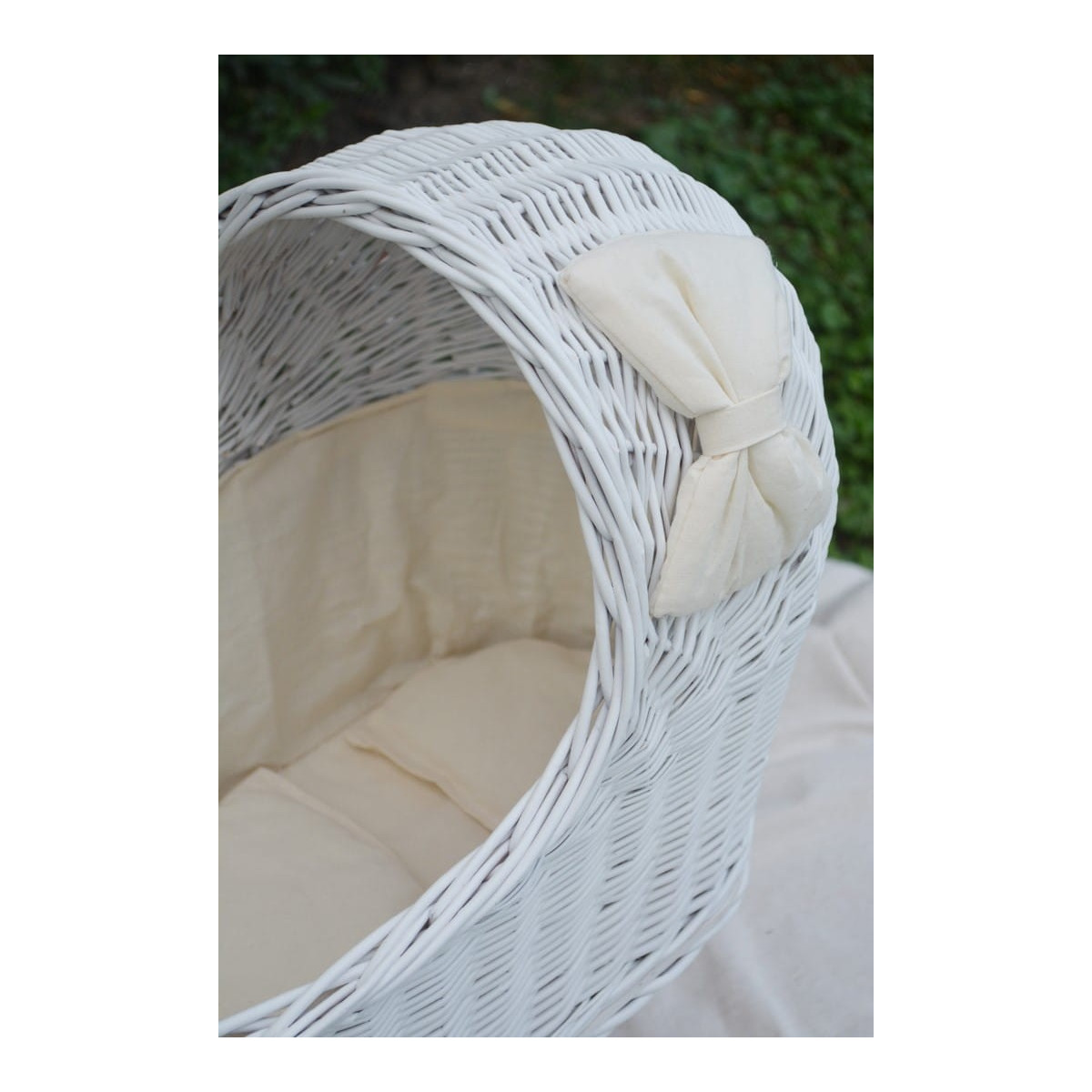 Cărucior retro din răchită pentru copii, de culoare albă