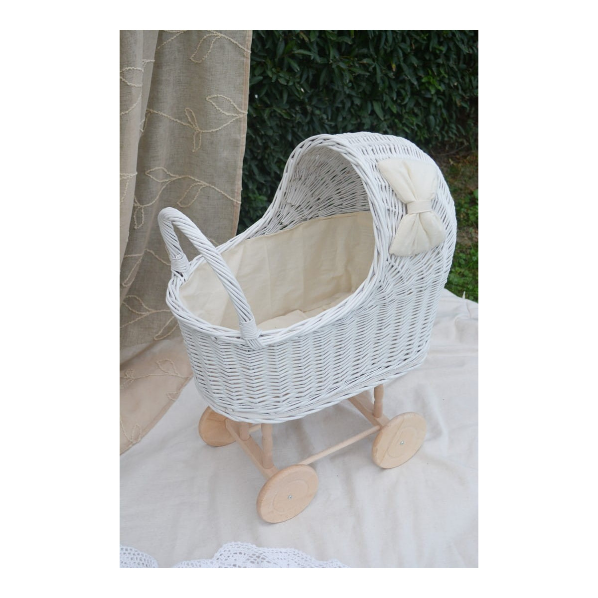 Cărucior retro din răchită pentru copii, de culoare albă