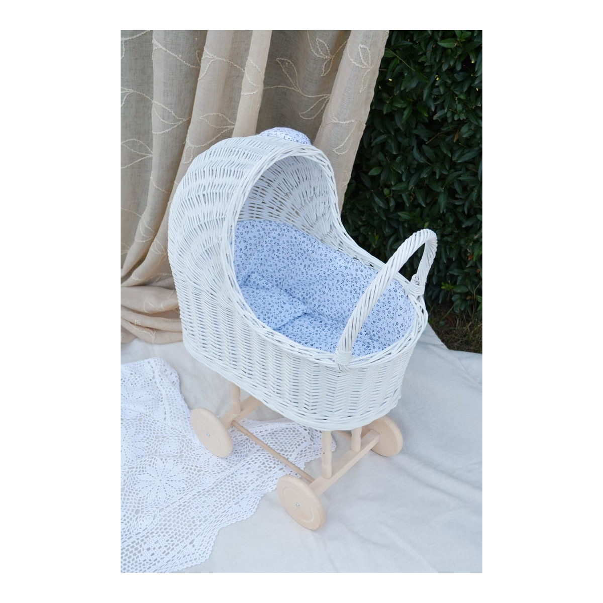 Cărucior original din rattan pentru păpuși