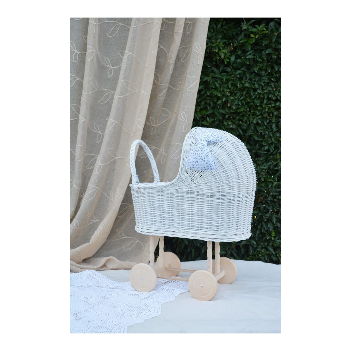 Cărucior original din rattan pentru păpuși