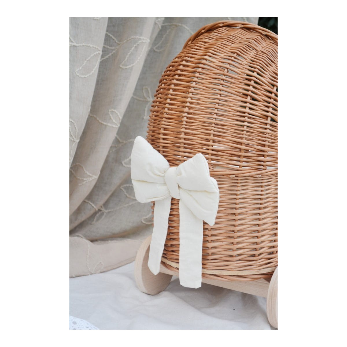 Cărucior pentru copii din rattan de culoare bej cu fundă ecru