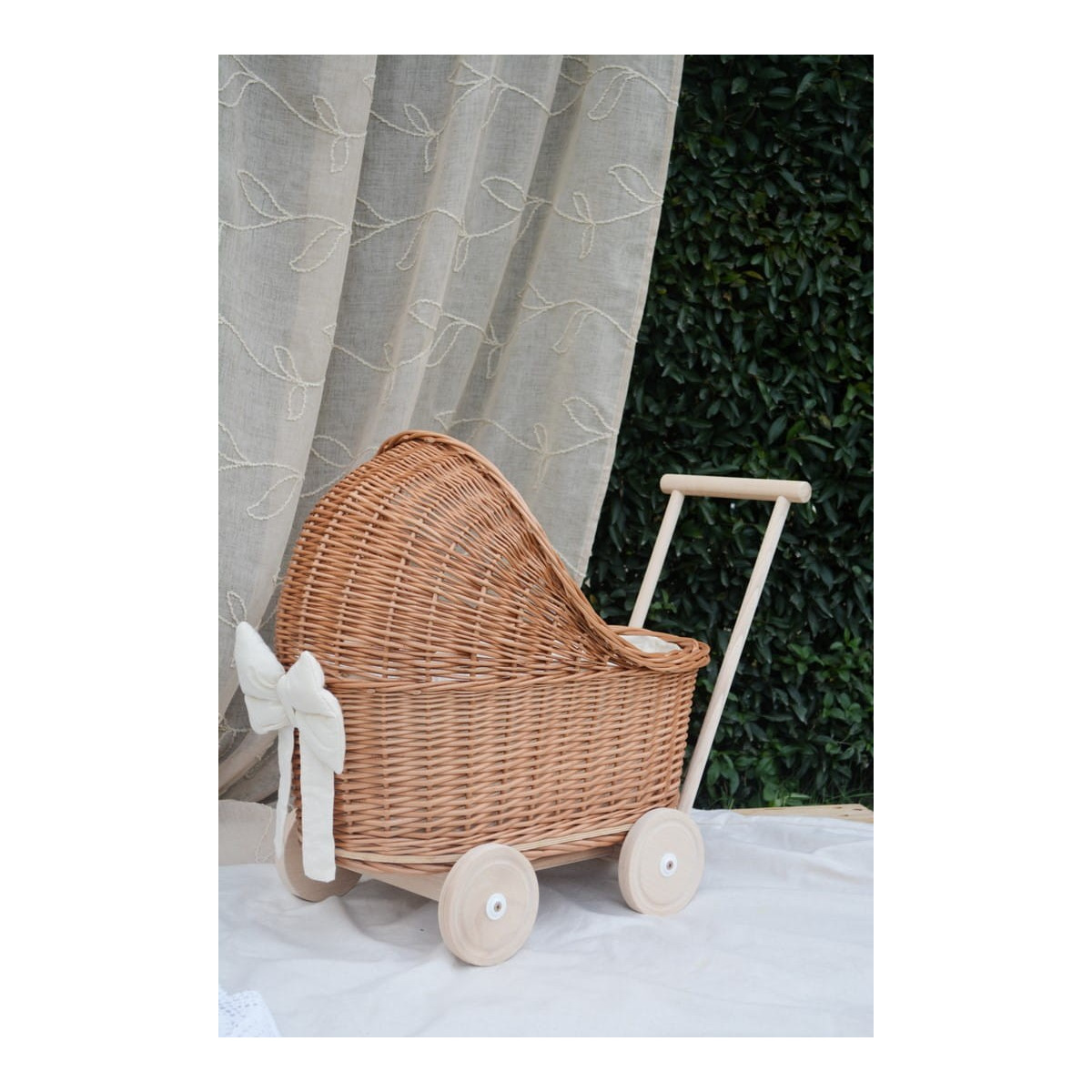 Cărucior pentru copii din rattan de culoare bej cu fundă ecru