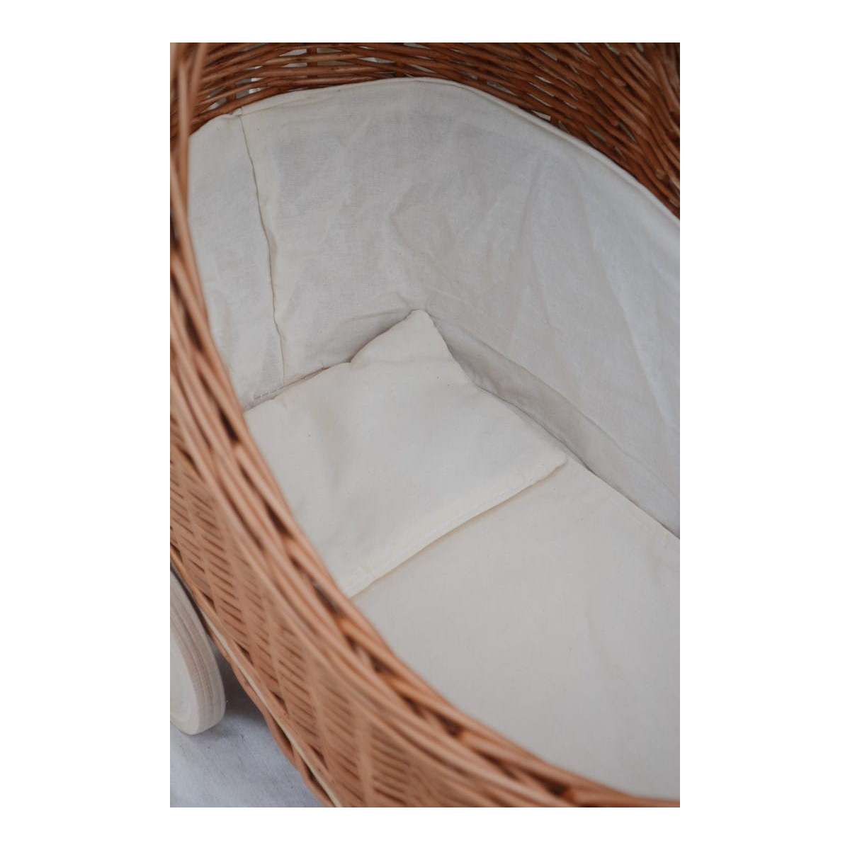 Cărucior pentru copii din rattan de culoare bej cu fundă ecru