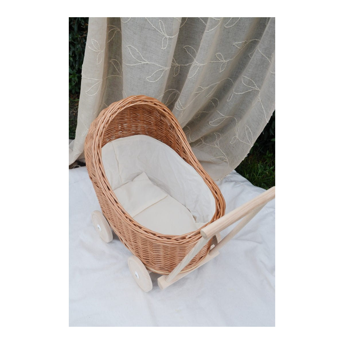 Cărucior pentru copii din rattan de culoare bej cu fundă ecru